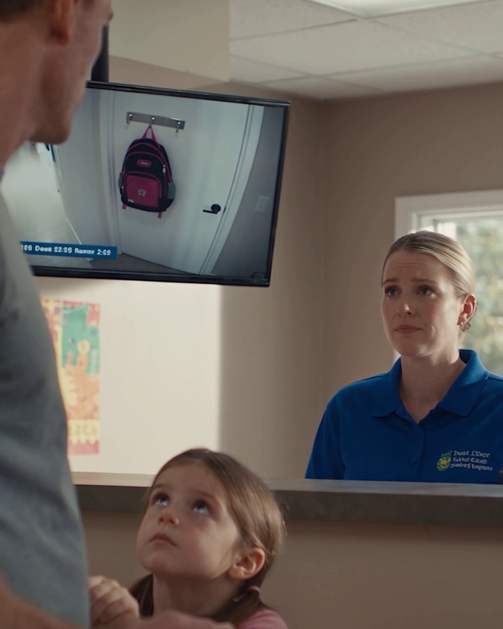 Little Sophie Pointed at the Security Monitor After Her Backpack Vanished — Then Her Father Saw Who Had Taken It
